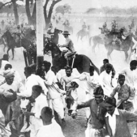 els-066_british-troops-running-down-indian-protesters_1921