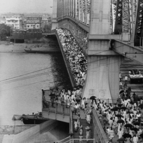 people-crossing-the-ganges-river-on-howrah-bridge-may-1953